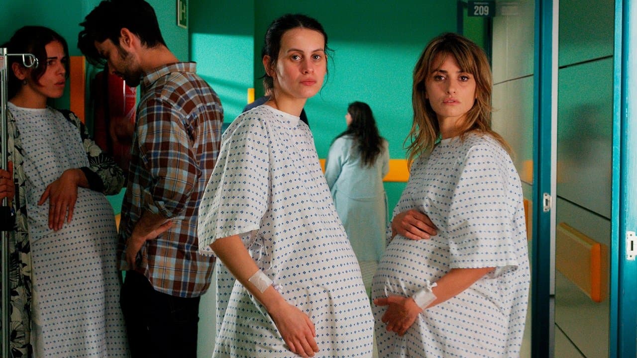 Parallel Mothers (2021) backdrop